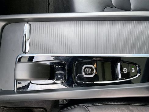 Used 2025 Volvo XC60 B5 Core image 20