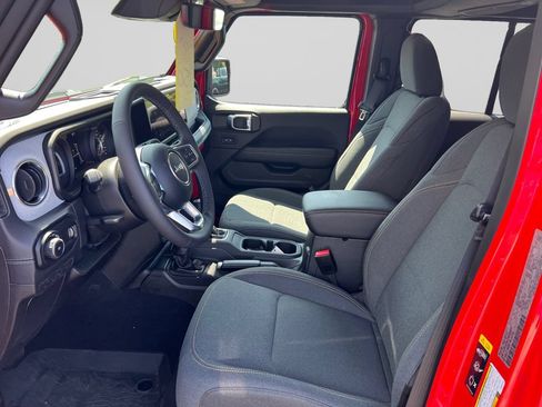 Used 2025 Jeep Wrangler Unlimited Sahara w/ Technology Group AWD/4WD image 10