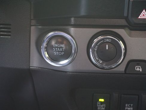 Used 2022 Toyota Tacoma TRD Sport w/ Technology Package AWD/4WD image 11
