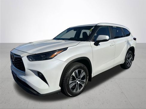 Used 2023 Toyota Highlander XLE image 2