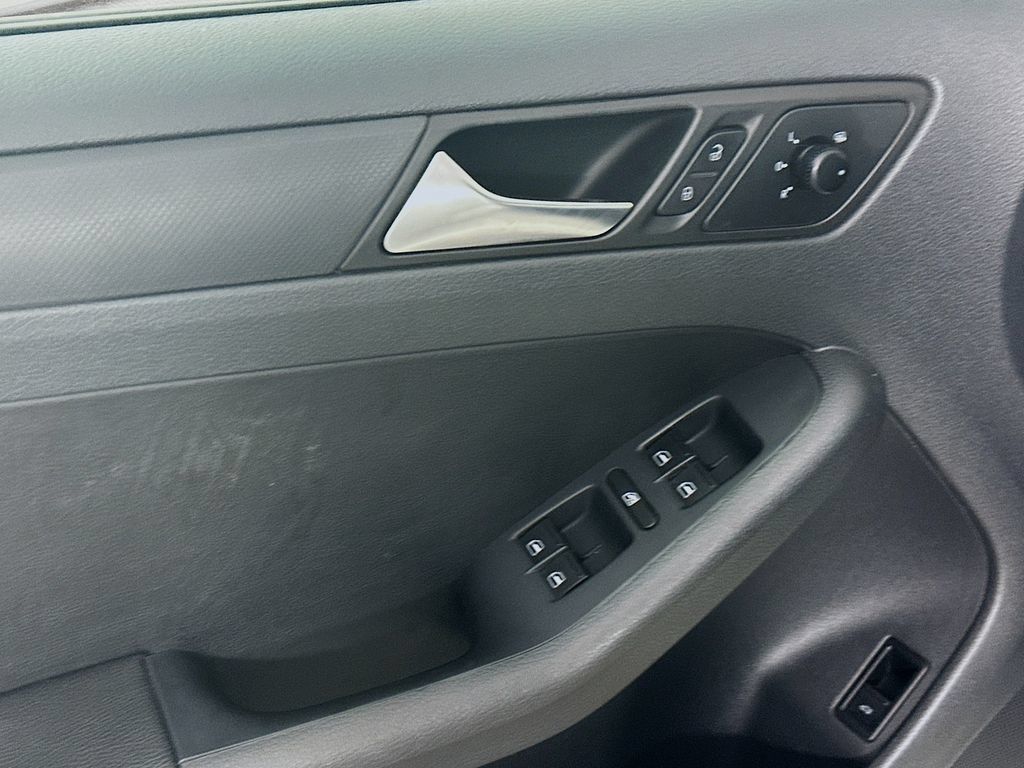 Used 2011 Volkswagen Jetta SE FWD image 18