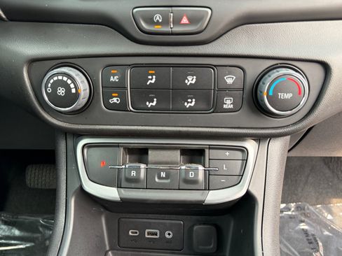 Used 2024 GMC Terrain SLE FWD image 30