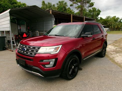 Used 2017 Ford Explorer XLT AWD/4WD image 2