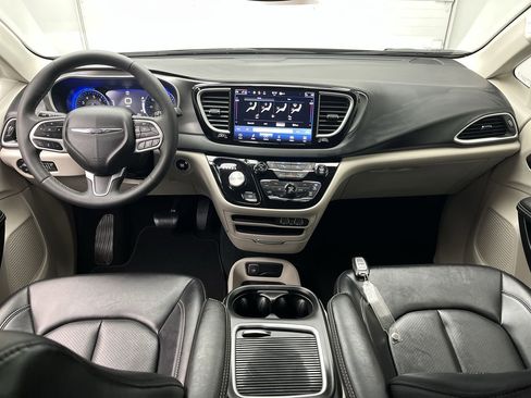 Used 2024 Chrysler Pacifica Touring-L image 4