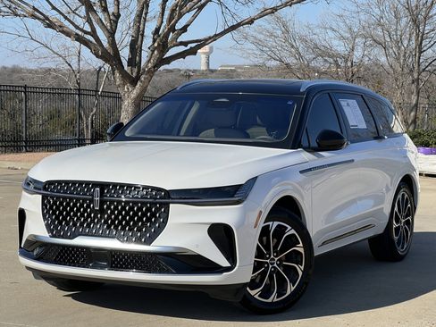 Certified 2025 Lincoln Nautilus Reserve image 2