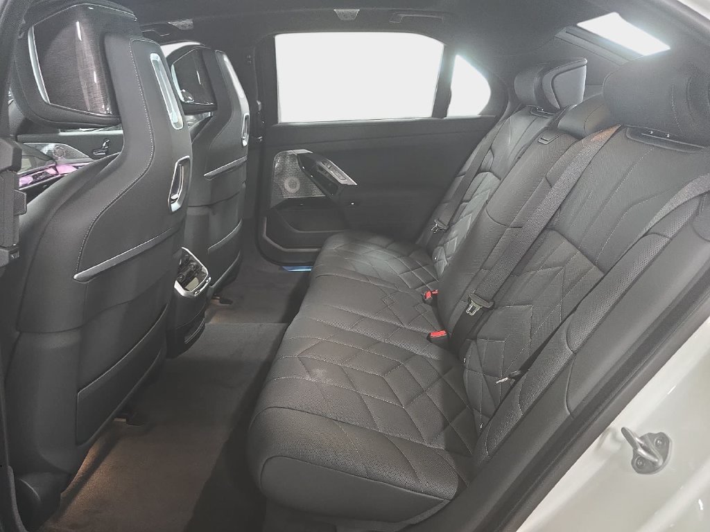 New 2026 BMW 760i xDrive w/ Luxury Rear Seating Package AWD/4WD image 19