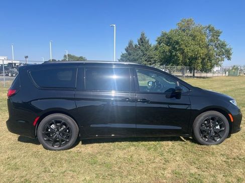 New 2026 Chrysler Pacifica Limited w/ S Appearance Package image 8