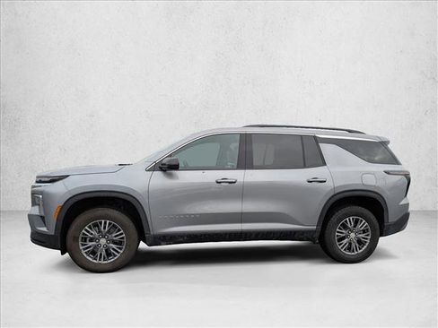 Used 2025 Chevrolet Traverse LT image 2