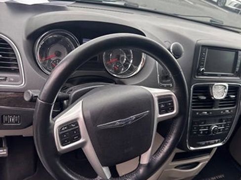 Used 2016 Chrysler Town & Country Touring w/ Driver Convenience Group image 7