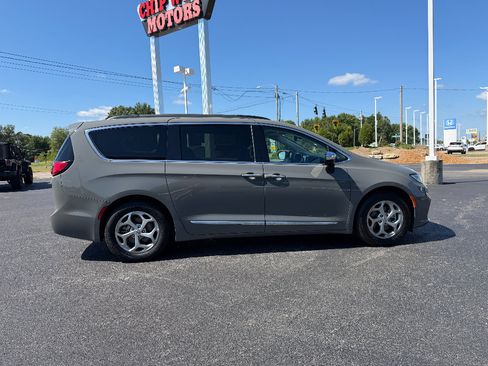 Used 2023 Chrysler Pacifica Limited FWD image 8