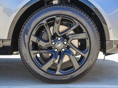 New 2025 Land Rover Discovery Dynamic SE image 10