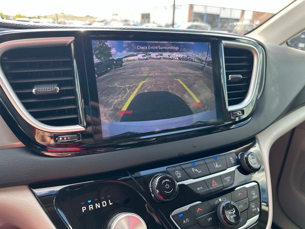 Used 2023 Chrysler Pacifica Touring-L FWD image 22