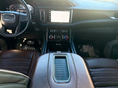 Used 2023 GMC Yukon Denali Ultimate image 18