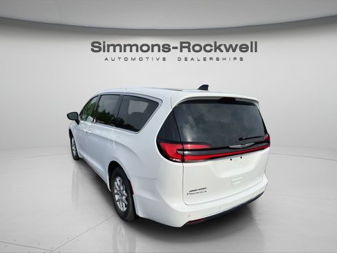 Used 2024 Chrysler Pacifica Touring-L FWD image 3
