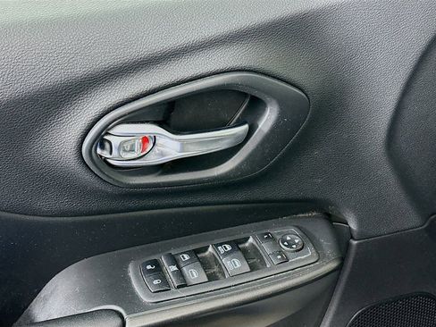 Used 2019 Jeep Cherokee Trailhawk w/ Cold Weather Group image 24