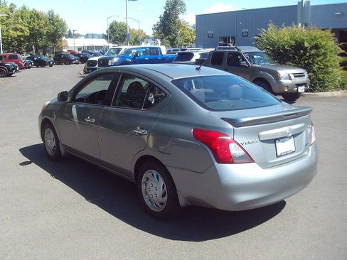 Used 2014 Nissan Versa SV FWD image 3