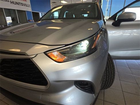 Used 2022 Toyota Highlander XLE image 28