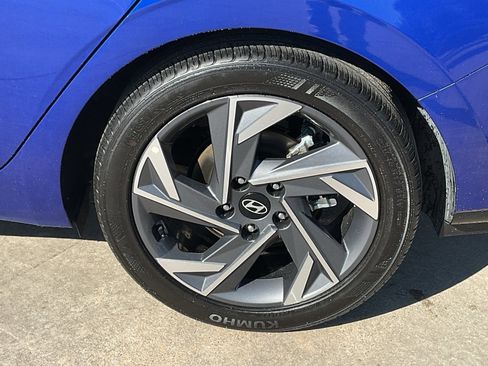 Used 2025 Hyundai Elantra Limited image 8