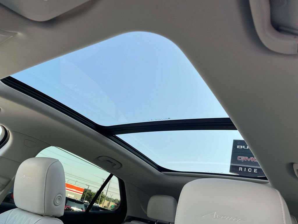 Certified 2022 Buick Envision Avenir w/ Technology Package II FWD image 37
