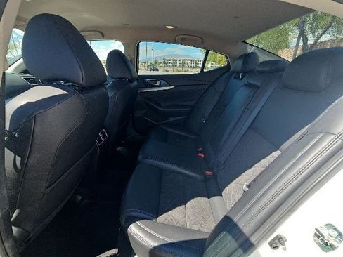 Used 2017 Nissan Maxima SR FWD image 9