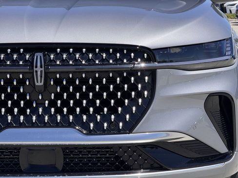 Used 2024 Lincoln Nautilus Reserve w/ Equipment Group 203A image 8