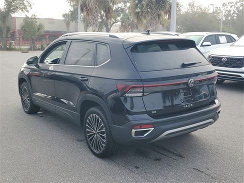Certified 2025 Volkswagen Taos SE image 3