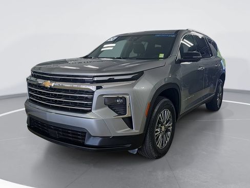 Certified 2024 Chevrolet Traverse LT w/ Trailering Package FWD image 9