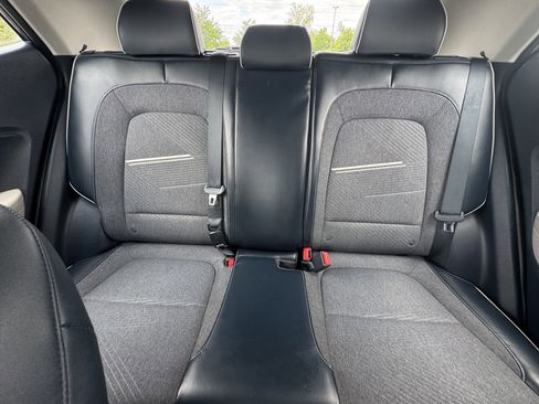 Used 2020 Hyundai Venue FWD image 27