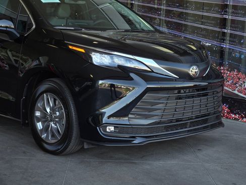 Used 2026 Toyota Sienna XLE image 2