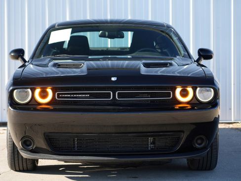 Used 2015 Dodge Challenger SXT image 6