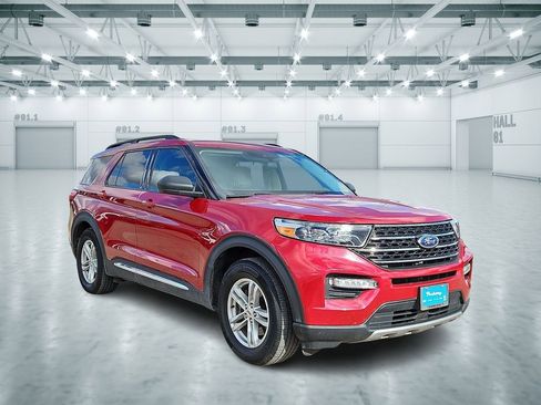 Used 2021 Ford Explorer XLT w/ Equipment Group 202A image 4