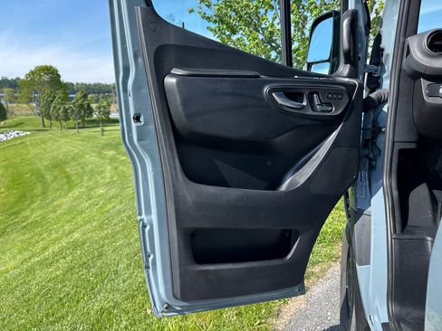 Used 2024 Mercedes-Benz Sprinter 2500 image 28