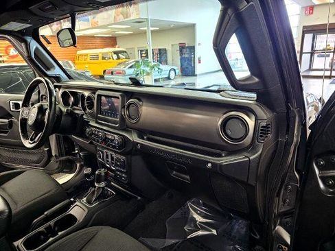 Used 2019 Jeep Wrangler Sport image 9