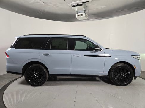 New 2026 Lincoln Navigator Reserve w/ Jet Appearance Package AWD/4WD image 3