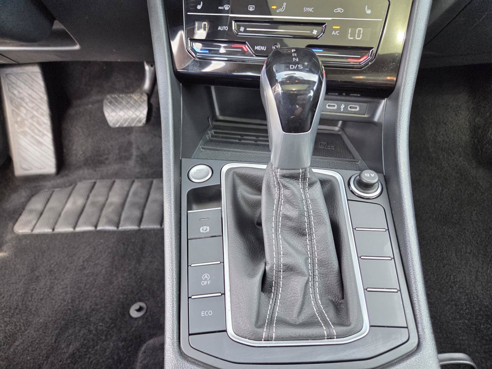 Used 2025 Volkswagen Jetta SE FWD image 26