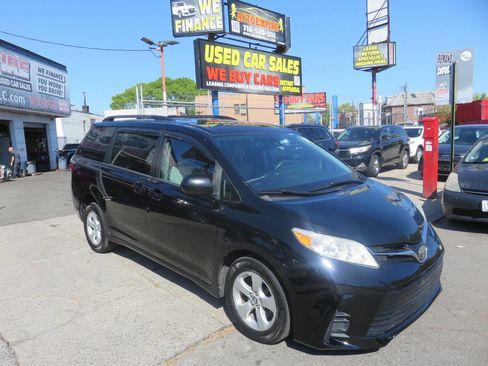 Used 2018 Toyota Sienna LE FWD image 3