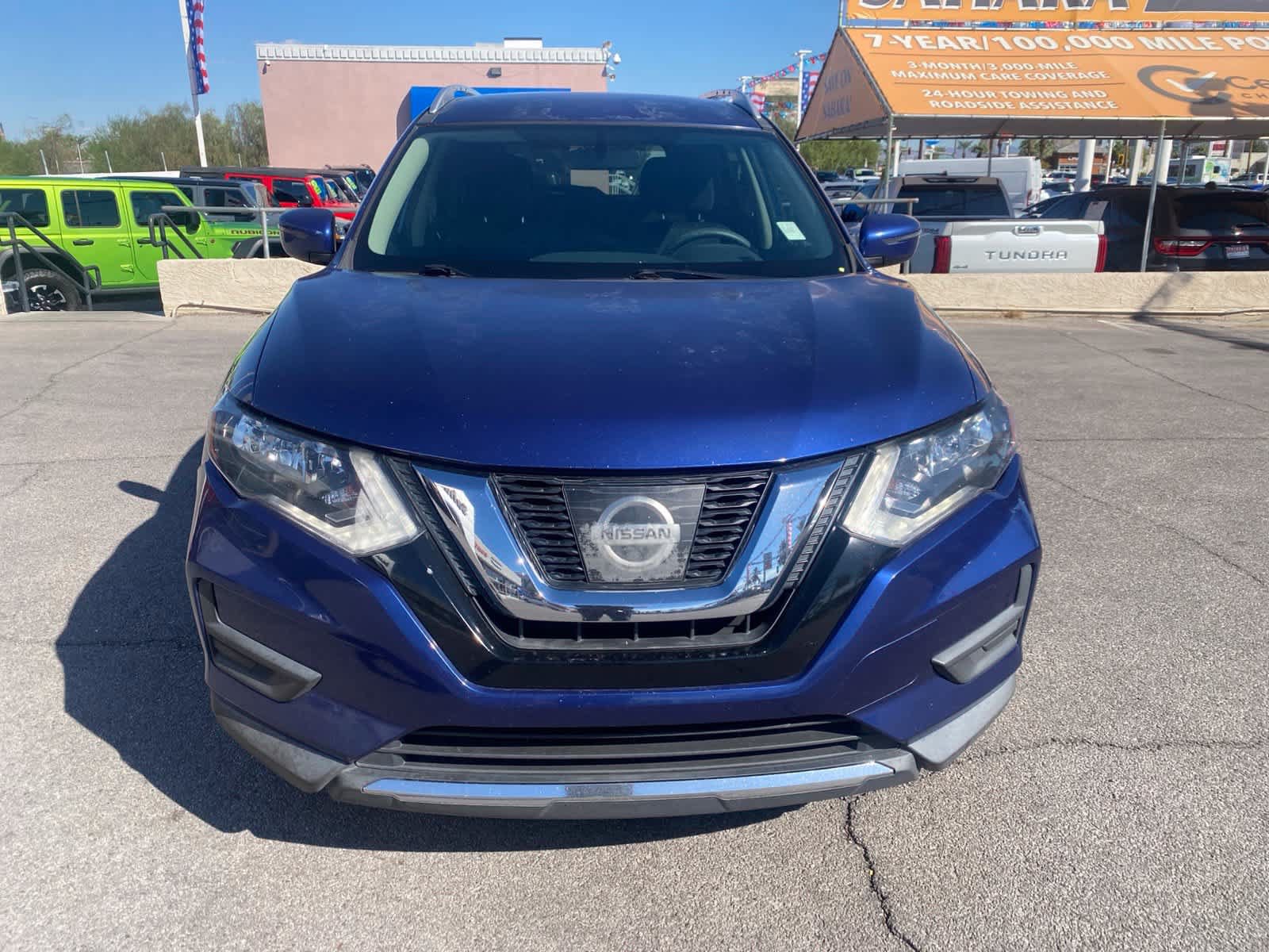 Used 2017 Nissan Rogue SV FWD image 2