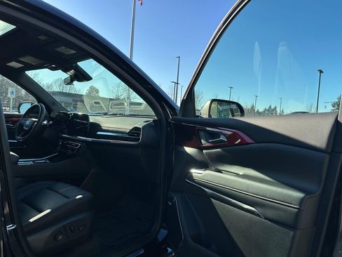 Used 2025 Chevrolet Traverse RS image 11