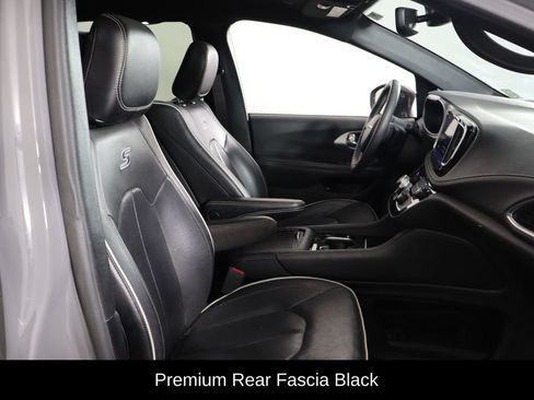Used 2022 Chrysler Pacifica Limited w/ Uconnect Theater Family Group FWD image 13