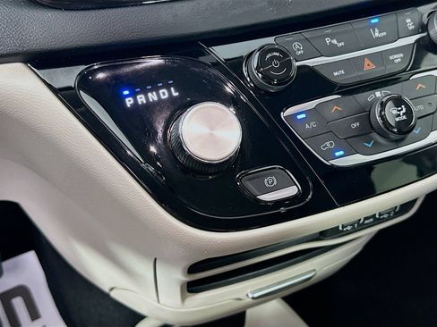 Used 2023 Chrysler Pacifica Touring-L FWD image 17