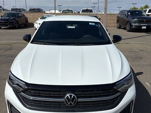 Used 2022 Volkswagen Jetta Sport image 3