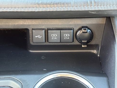 Used 2021 Toyota Highlander XLE image 30