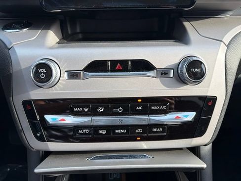 Used 2024 Ford Explorer XLT w/ Equipment Group 202A AWD/4WD image 40