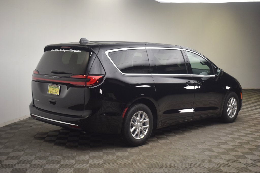 New 2027 Chrysler Pacifica Select w/ Family Tech Group FWD image 6
