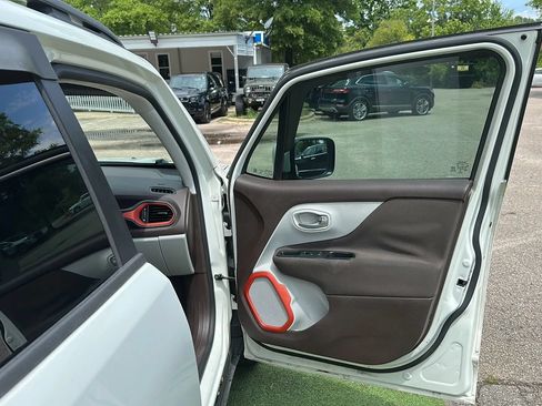 Used 2016 Jeep Renegade Latitude w/ Safety & Security Group FWD image 23