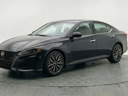 Used 2025 Nissan Altima 2.5 SV image 3