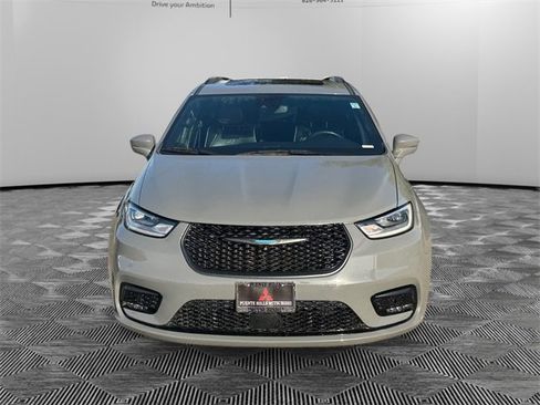 Used 2021 Chrysler Pacifica Limited w/ Uconnect Theater Family Group image 2