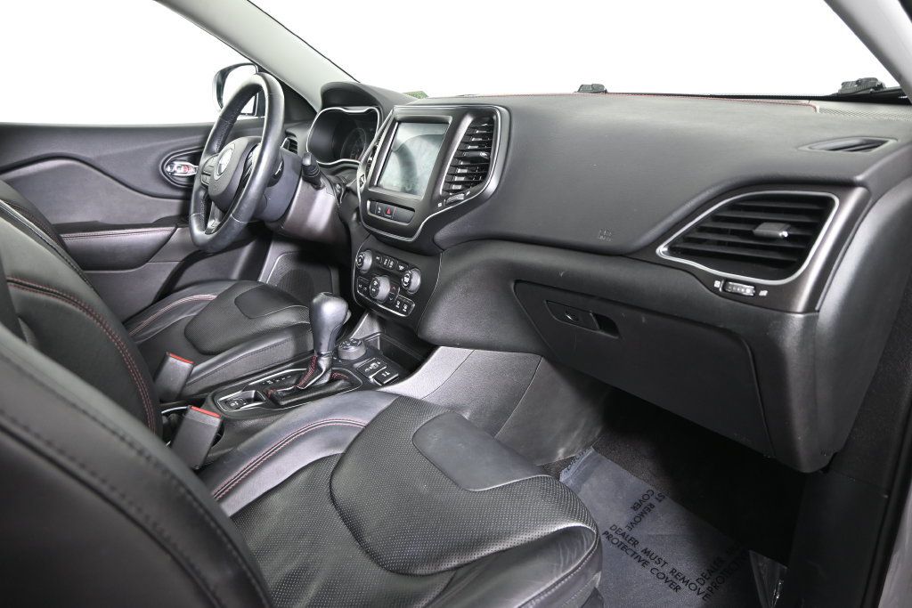 Used 2019 Jeep Cherokee Trailhawk AWD/4WD image 15