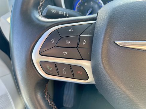 Used 2017 Chrysler Pacifica Touring-L FWD image 13