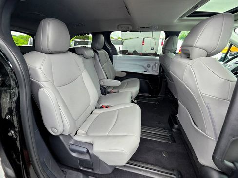 Used 2026 Toyota Sienna XLE FWD image 69